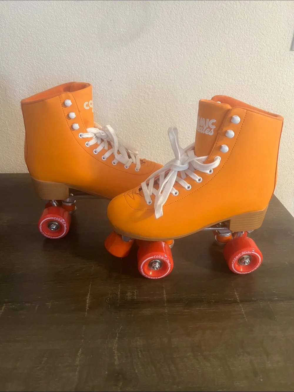 Josie sign roller skates - Picture 2 of 4